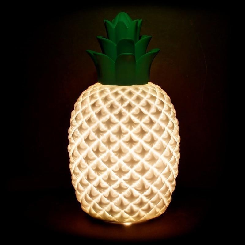 lampe d'ambiance en porcelaine blanche en forme d'ananas.