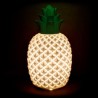 lampe d'ambiance en porcelaine blanche en forme d'ananas.