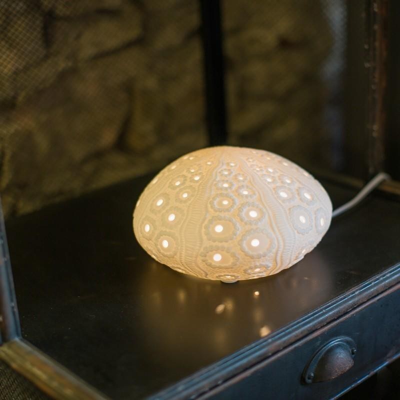 lampe d'ambiance à poser en forme d'oursin en porcelaine blanche